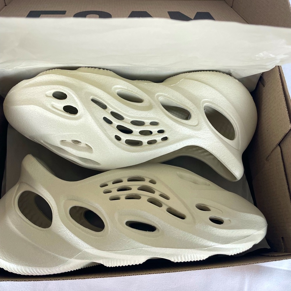 Yeezy foam runner size 7 men color Sand